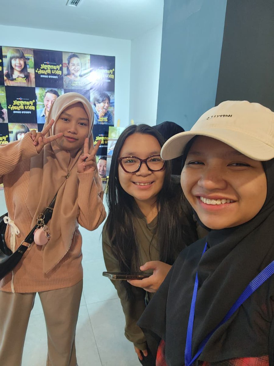 Terharu banget nonton Panggil Aku Ayah mereka ngga ada hubungan darah tapi sayangnya melampaui seorang Ayah kandung bahkan dirawat sampai besar. Semoga banyak orang seperti Mang Dedi dan Mang Tatang. Untuk Pacil kamu beruntung sekali. Gas tonton guys 10/10 si.