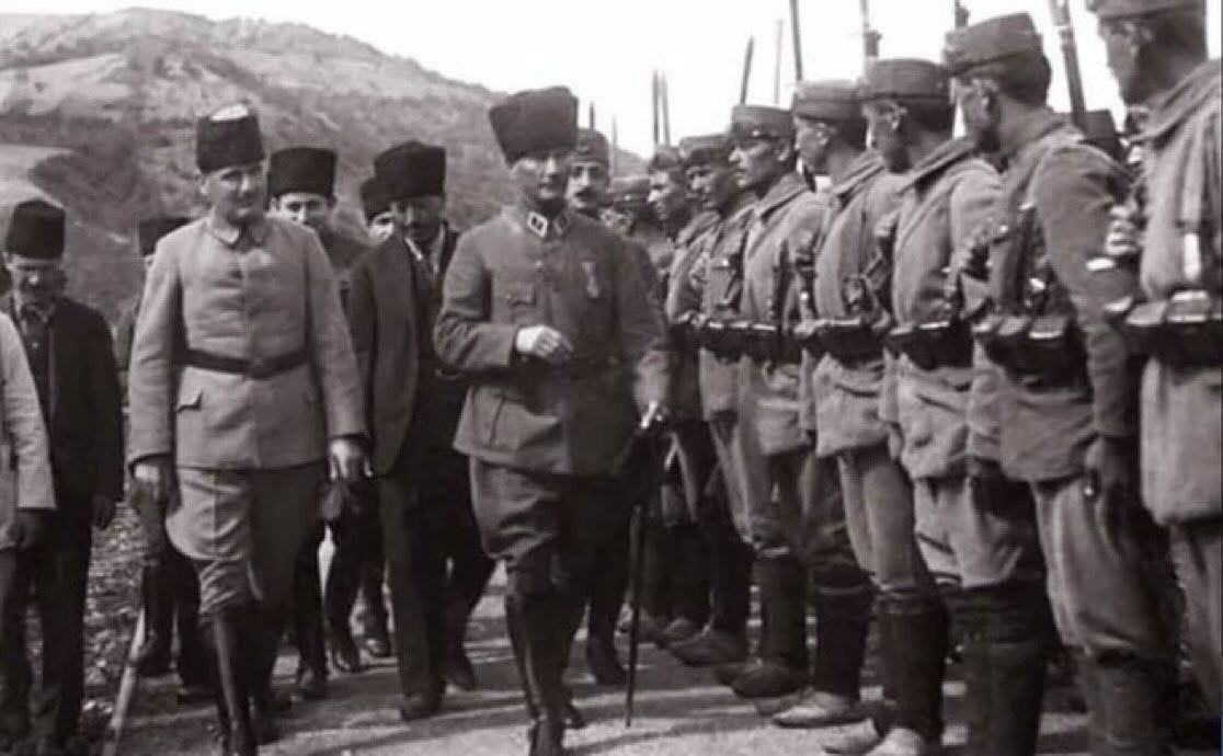NaimBaburoglu's tweet photo. Büyük Taarruz’a doğru…
14 Ağustos 1922 Pazartesi gecesi Afyon kuzey doğusunda bazı birlikler, örtü ve aldatma planı gereği gizlice Afyon’un güneyine intikal ettirilmeye başlanır. İntikal gece yapılacak ve 10 gün sürecektir. 2 gün de son hazırlıklar… Taarruz 26 Ağustos 1922’de başlayacaktır. Artık nefesler tutulmuştur.
-Taarruz için ok yaydan çıkmıştır.
-Başkomutan 41 yaşındadır. Savaşın ustası...
#büyüktaarruz