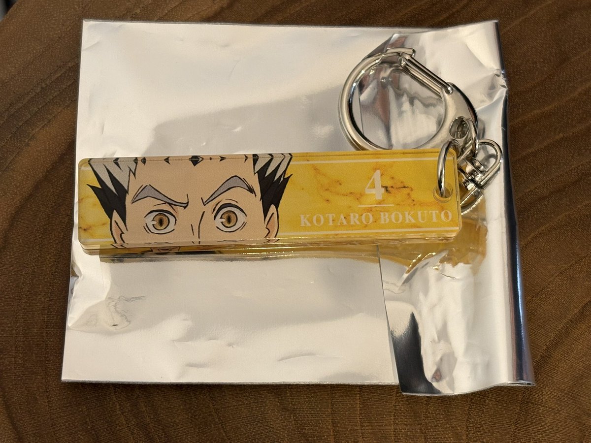 ryu042011's tweet photo. @spring_smell43 初めまして、こんばんは。
当方目ヂカラアクリルキーホルダーコレクションの木兎さんを所持しております。同種の黒尾さんと交換可能でしょうか？ご検討よろしくお願い致します。1
出先のためIDなしの写真で申し訳ございません。 https://t.co/5dmJCkHhb4