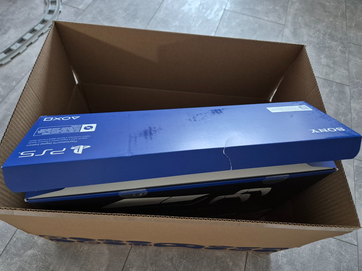 Abdoullah97's tweet photo. @bol_com koop je een nieuw product, is dit de staat hoe je het ontvangt... https://t.co/QECC2sv6Zp