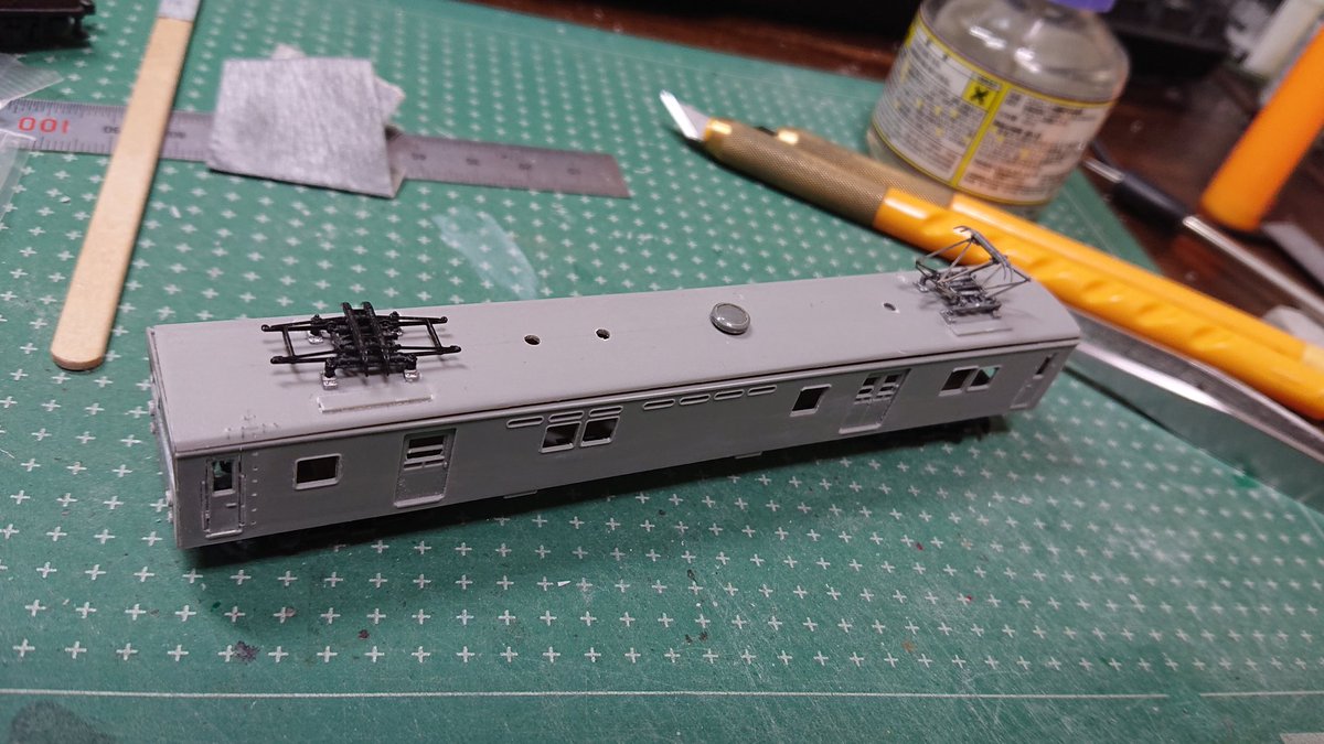 クモユニ82の進捗。
屋根周りを進めてます。まだ接着してないんですが、配管台座の設置を先にやるかどうするか。今回の工作で一番手間がかかるのは屋根じゃないかな。頑張らねば。