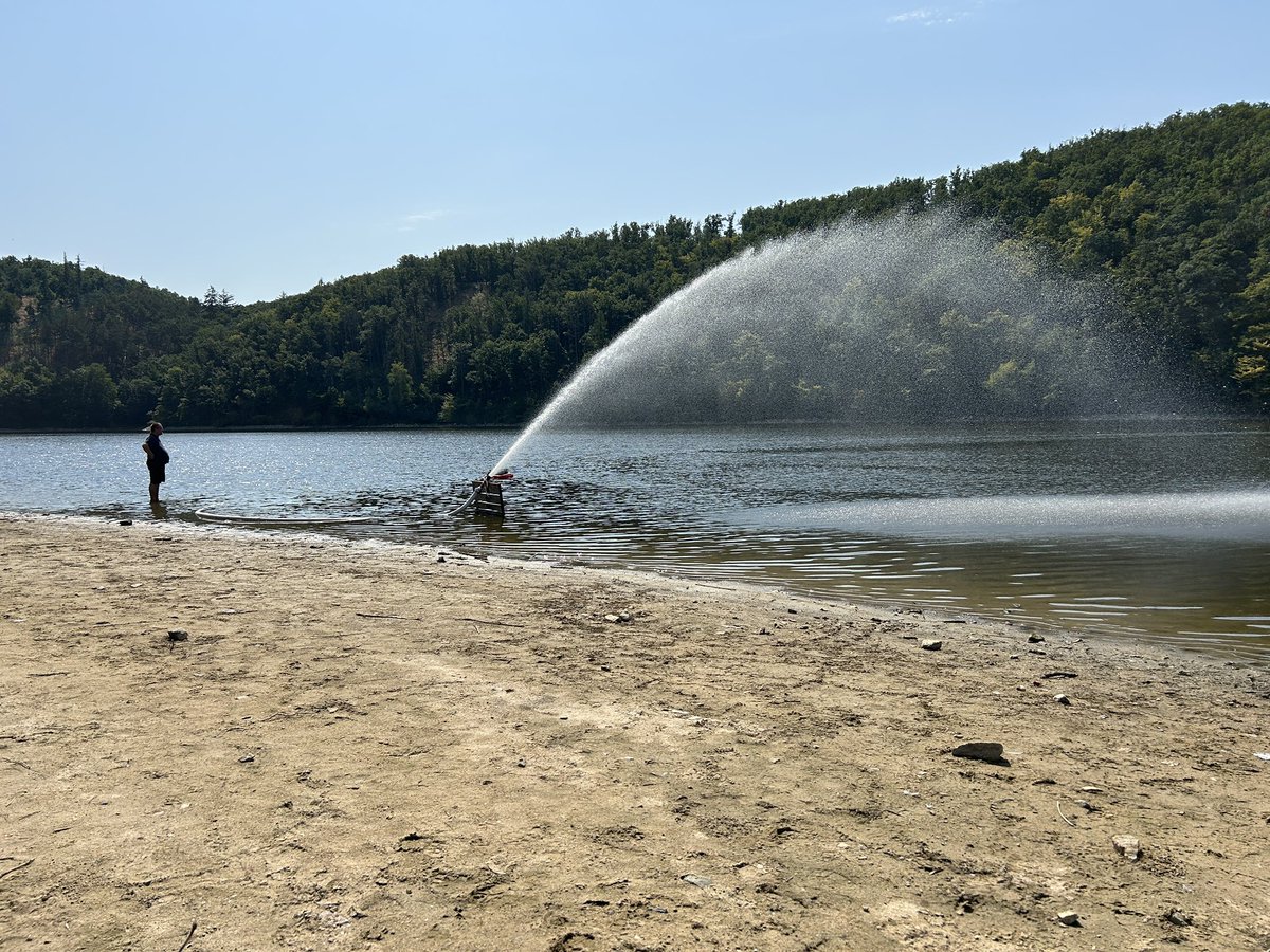 telferova's tweet photo. Z vodní nádrže Výrovice na Znojemsku dnes ráno rybáři vylovili uhynulé ryby. Zatím je jich jen málo a jsou maličké, ale rybáři hned začali podnikat opatření, aby jich nepřibylo. Podmínky jsou kritické: horko, malý přítok a přemnožené mikroorganismy. Nastal čas provzdušňování. https://t.co/rRvtAhu9wv