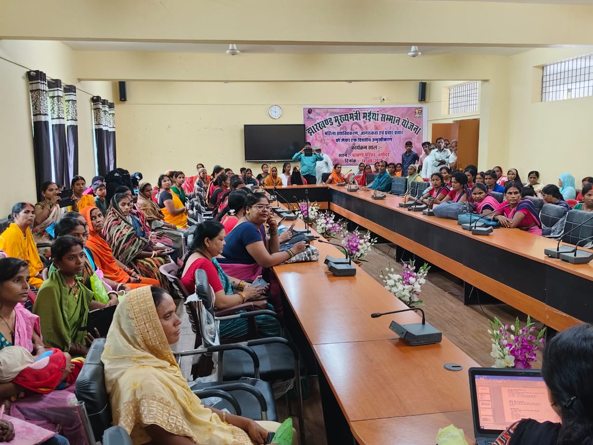 GiridihDc's tweet photo. सामाजिक सुरक्षा विभाग के द्वारा प्रखंड परिसर बगोदर में बाल विवाह रोकथाम को रोकने के उद्देश्य से एकदिवसीय जागरूकता कार्यक्रम का आयोजन किया गया। कार्यक्रम में बाल विवाह, बाल संरक्षण, POCSO एक्ट, बाल मजदूरी समेत विभिन्न बिंदुओं के संबंध में विस्तृत जानकारी दी गई। https://t.co/v1NceKSsS8