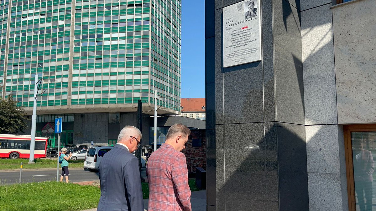 ✌️ W 45. rocznicę rozpoczęcia strajku w Stoczni Gdańskiej złożyliśmy kwiaty pod tablicą upamiętniającą Annę Walentynowicz. To dla niej stanęła Stocznia.