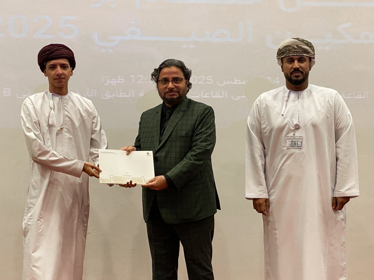 dh_university's tweet photo. 🎓 بحضور الدكتور سيد إحسان جميل – نائب رئيس جامعة ظفار
اختتم ظهر اليوم حفل ختام برنامج التمكين الصيفي 2025م، الذي نظمه مركز خدمة المجتمع والتعليم المستمر، بحضور راعي الحفل وعدد من المسؤولين والمشاركين.
بدأت الفعالية بتلاوة آيات الذكر الحكيم، ثم قام راعي الحفل بتوزيع الشهادات على المشاركين تكريمًا لإنجازاتهم وجهودهم طوال البرنامج. كما قدم أ. عمر الشحري، مدير المركز، هدية تذكارية لراعي الحفل تقديرًا لدعمه وتشجيعه للمبادرات التعليمية والمجتمعية.
✨ لحظات من الفخر والتميز شارك فيها الجميع للاحتفاء بالإنجازات التي حققها المشاركون في رحلة التمكين الصيفية.
#جامعة_ظفار #التمكين_الصيفي #DhofarUniversity #SummerEmpowerment
