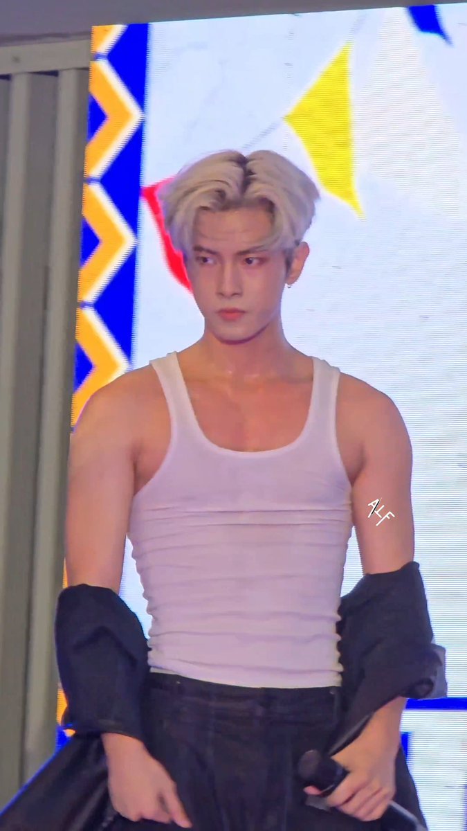 an hd photo of this moment/// KYLER THIS IS TOO HOT TO HANDLE

HORI7ON JOINS PMCC AT NTC

#HORI7ON_PMCC
#HORI7ON #호라이즌 
<a href="/HORI7ONofficial/">HORI7ONofficial</a>