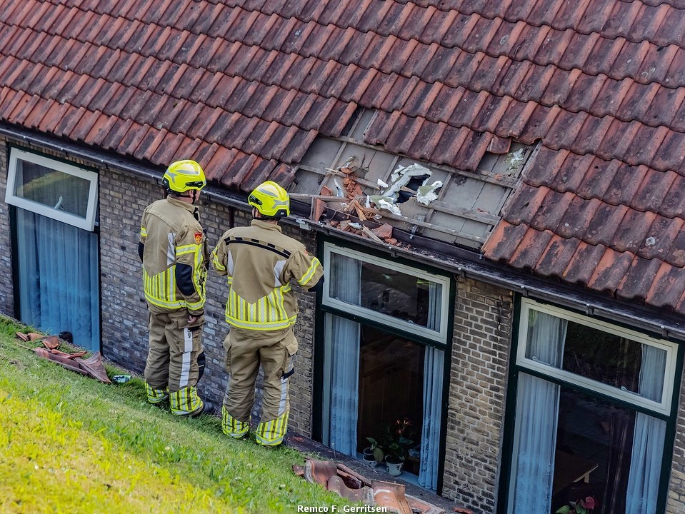 Shovel belandt op dak van woning in Gouderak