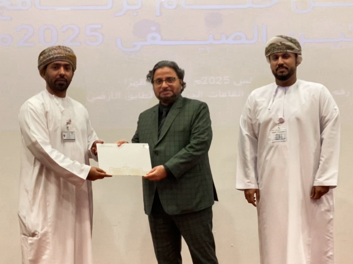 dh_university's tweet photo. 🎓 بحضور الدكتور سيد إحسان جميل – نائب رئيس جامعة ظفار
اختتم ظهر اليوم حفل ختام برنامج التمكين الصيفي 2025م، الذي نظمه مركز خدمة المجتمع والتعليم المستمر، بحضور راعي الحفل وعدد من المسؤولين والمشاركين.
بدأت الفعالية بتلاوة آيات الذكر الحكيم، ثم قام راعي الحفل بتوزيع الشهادات على المشاركين تكريمًا لإنجازاتهم وجهودهم طوال البرنامج. كما قدم أ. عمر الشحري، مدير المركز، هدية تذكارية لراعي الحفل تقديرًا لدعمه وتشجيعه للمبادرات التعليمية والمجتمعية.
✨ لحظات من الفخر والتميز شارك فيها الجميع للاحتفاء بالإنجازات التي حققها المشاركون في رحلة التمكين الصيفية.
#جامعة_ظفار #التمكين_الصيفي #DhofarUniversity #SummerEmpowerment
