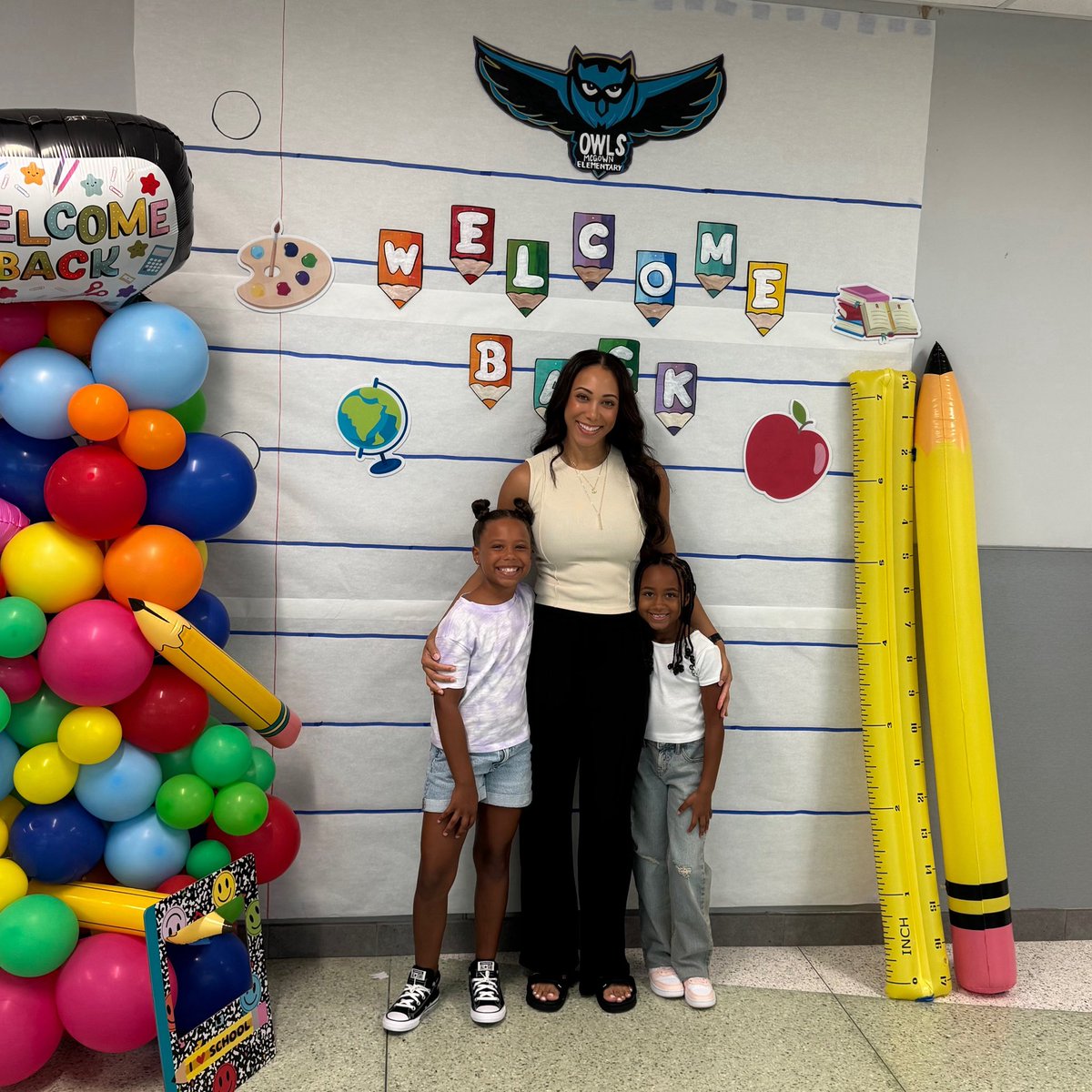 bitsofbritt_edu's tweet photo. First day roll call: 📣
1st grader ✅
3rd grader ✅
11th grader ✅
4th grade teacher ✅
Let the adventures begin! 🦉
#OwlAboutTheBest #BackToSchool #TeacherMomLife #McGownOwls #4thGradeTeacher #SchoolVibes #CFISDspirit #212 https://t.co/4XbvPejUPo