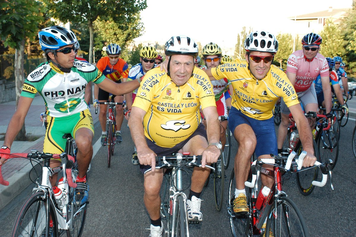 Hoy se nos ha ido Bernardo Ruiz
Ganador <a href="/lavuelta/">La Vuelta</a> 1948, primer podio español @letour 1952
Hace 20 años estuvo en #LaPerico y desde este enlace podéis disfrutar ese ciclismo irrepetible
Gracias por enseñarnos a luchar cada día con humildad y corazón
DEP🚴‍♂️💛
pedrodelgado.com/la-perico/la-p…