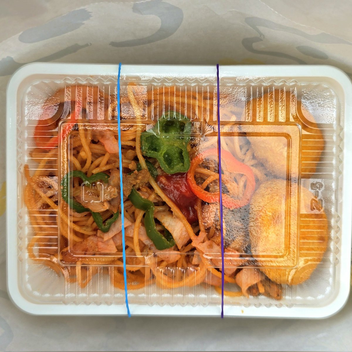 今日はお掃除の日。
たまにお得意様に昼食など作って持っていったり。
日曜日はナポリタンとチキンナゲット。
暑さで飲み物ばっかり飲んじゃって、そんなに固形物を欲しないので量は少なめです。
ちなみに今日はたこ焼きをチンして持っていきましたよ😄
喜んで下さるといいんだけど…

#ナポリタン