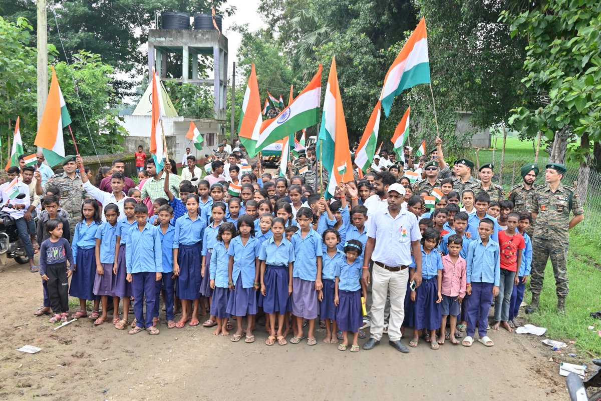 205CoBRA's tweet image. As part of the #HarGharTiranga2025 campaign launched under the aegis of #AzadiKaAmritMahotsav, 205 CoBRA proudly displayed a collective gesture through a rally celebrating the spirit of patriotism, unity, respect and commitment to the #tricolour 🇮🇳.