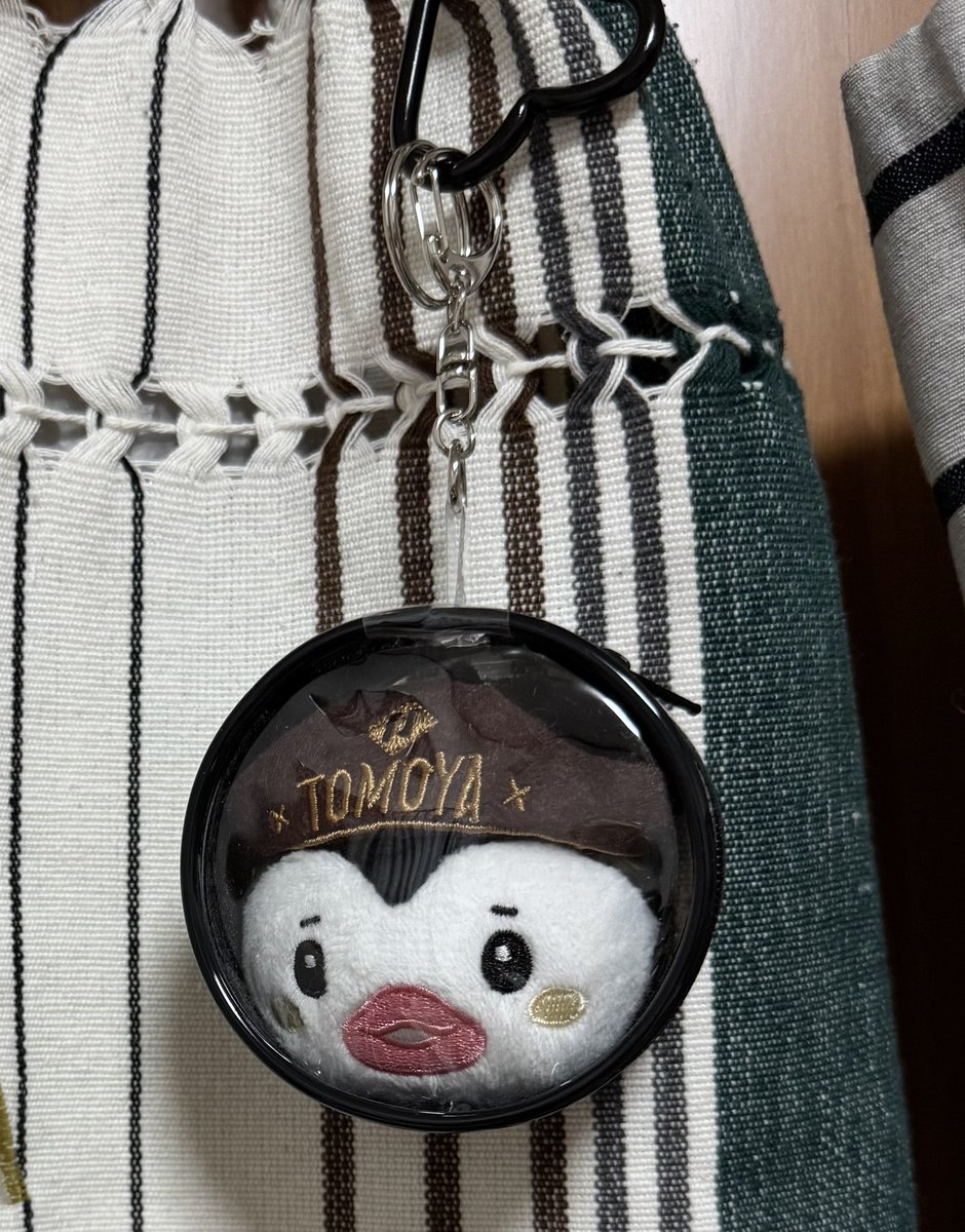 【拡散希望】

NEXZ福岡公演でこのポモヤを落としてしまいました
キーホルダー部分はバッグに付いていて、このケースに入った状態で何処かで紛失

もし何処かで見かけたなど情報がありましたらご連絡いただけると幸いです
よろしくお願いいたします🙇‍♀️