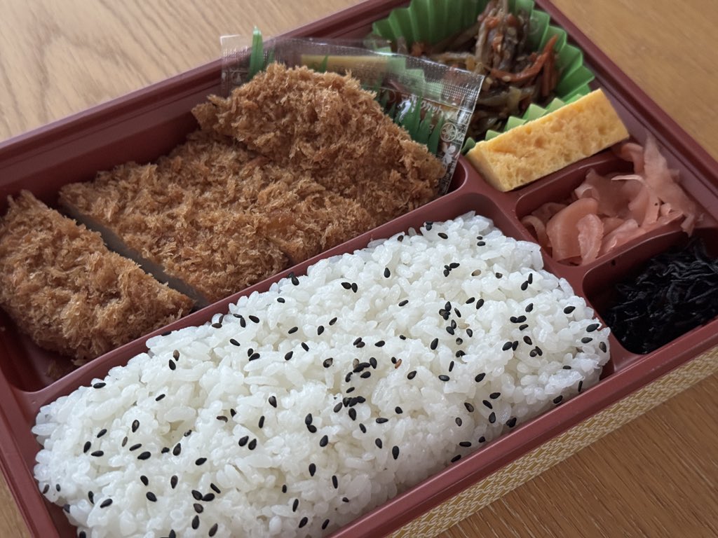 mp2988k's tweet photo. 今日���夕食は、まい泉さんの「ヒレかつ弁当🍱」♪7月から実施している「おろしポン酢でさっぱりキャンペーン」で、おろしポン酢が付いてきました🥰
さっぱりと美味しく頂きました❣️
#まい泉
#ヒレかつ弁当 https://t.co/hDPrzQ8tdC