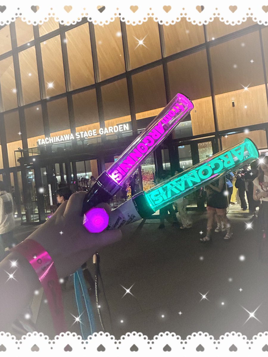 saku_012s's tweet photo. 8/2-8/3 GYROAXIA and εpsilonΦライブ参戦!
今回はジャイロにフラスタも出させてもらって、楽しいライブの時間を過ごさせてもらって幸せでした✨
今回初めてロゼットも作ってみた!
真ん中にオリジナルリボン使えたので楽しかった笑
#GYROAXIA_FANFARE
#Code_503 https://t.co/acSZzF2rZV