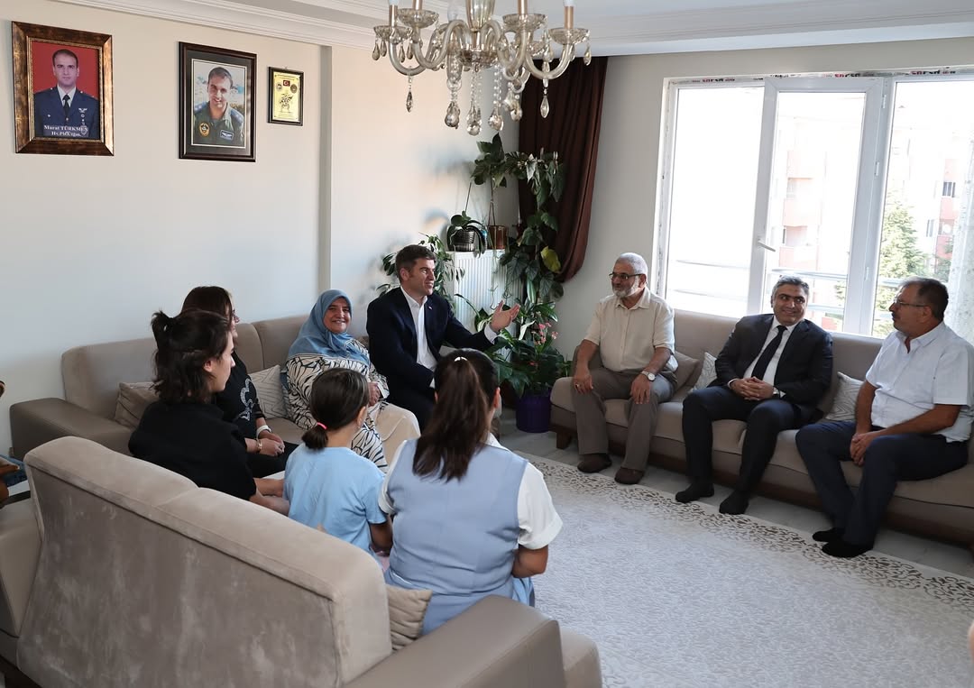 merzifonkymkmlk's tweet photo. Amasya Valimiz Önder BAKAN, Merzifon Kaymakamımız Ahmet KARAASLAN Şehidimiz Hava Pilot Üsteğmen Murat TÜRKMEN'in Kıymetli Annesi ve Babasl Zübeyde - Hayrettin TÜRKMEN'i ziyaret ederek, Aziz Şehidimizi rahmet ve minnetle yâd etti. https://t.co/7XnCTnjJIQ