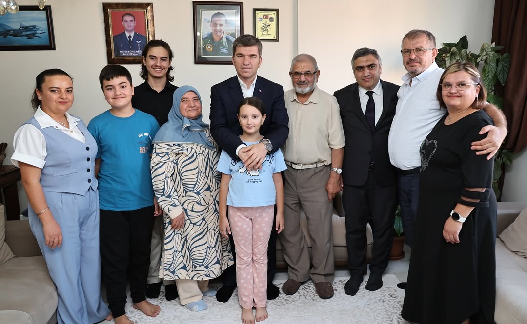merzifonkymkmlk's tweet photo. Amasya Valimiz Önder BAKAN, Merzifon Kaymakamımız Ahmet KARAASLAN Şehidimiz Hava Pilot Üsteğmen Murat TÜRKMEN'in Kıymetli Annesi ve Babasl Zübeyde - Hayrettin TÜRKMEN'i ziyaret ederek, Aziz Şehidimizi rahmet ve minnetle yâd etti. https://t.co/7XnCTnjJIQ