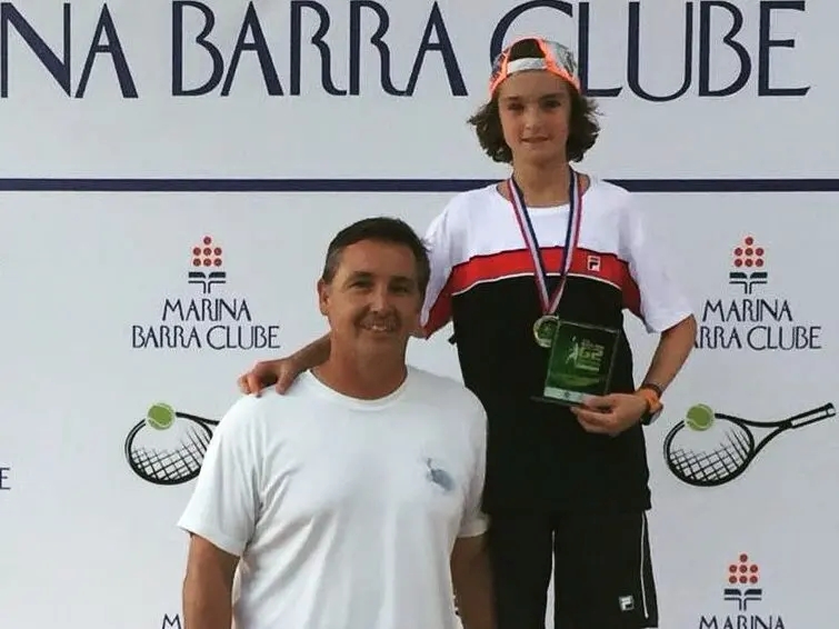 fonsecaupdates's tweet photo. Juan Pablo Etchecoin, ex-técnico de João Fonseca que o treinou dos 9 aos 12 anos de idade, conversou com o UOL sobre ele e os obstáculos que tem pela frente no circuito:

🔹Desafios
"O maior desafio agora é emocional e mental, entender que a transição para o profissional não é linear e exige paciência. Ele vai enfrentar adversários experientes, que jogam com variações, malícia tática e força mental. João precisa aprender a lidar com derrotas, ajustar decisões dentro da partida e manter a confiança mesmo em fases difíceis. 
Outro desafio é sustentar o corpo durante o calendário cheio e competitivo sem se lesionar, mas acredito muito na trajetória dele. Se mantiver a alegria de competir e a humildade para aprender com cada jogo, vai conseguir superar esses obstáculos e se consolidar na elite."

🔹Evolução
"Ele está amadurecendo o seu jogo e buscando se encontrar em quadra. Está aprendendo a lidar com a pressão de ter apenas 18 anos e já estar entre os 50 melhores do mundo. Tecnicamente, está no mesmo nível, ou até superior, a muitos adversários, mas ainda precisa evoluir taticamente, algo que virá com o tempo e a experiência."

🔹João quando criança
"O que mais me chamava atenção em João, desde o início, era a combinação rara entre potência, alegria e vontade de competir. Mesmo tão novo, ele já tinha golpes muito fortes, batia muito firme na bola e com naturalidade. Mas, mais do que isso, havia uma disposição genuína para treinar, competir e aprender, sempre com brilho nos olhos."

🔹Torcida
"Seguimos na torcida, entendendo que ainda falta experiência e tempo para chegar aonde ele quer. O importante é que ele curta o processo, sem se pressionar em excesso."

📸: Arquivo pessoal/Juan Pablo Etchecoin