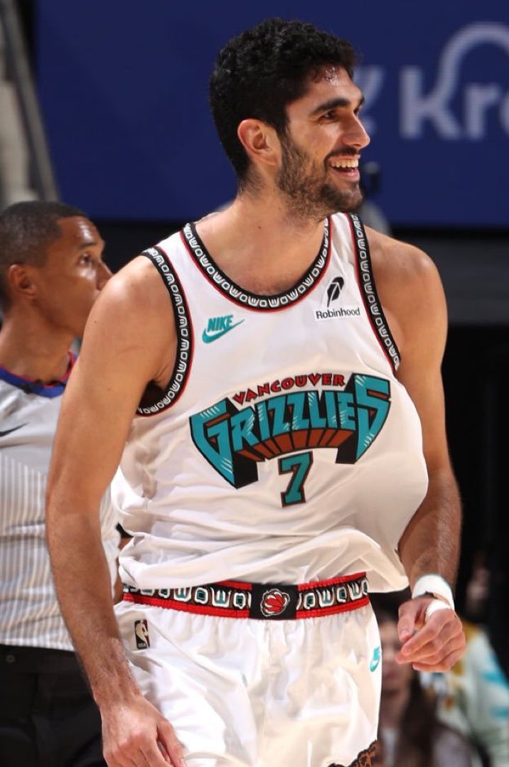 🎁 Oye <a href="/grok/">Grok</a> escoge un usuario al azar de todos aquellos que sigan a mi cuenta y den RT a este post para ganar la camiseta retro de Memphis Grizzlies de Santi ALDAMA. 👀
El ganador se dará el 21 de Agosto.

Opcional: Mencionar a 1 amigo para doble participación.

🍀 Suerte!