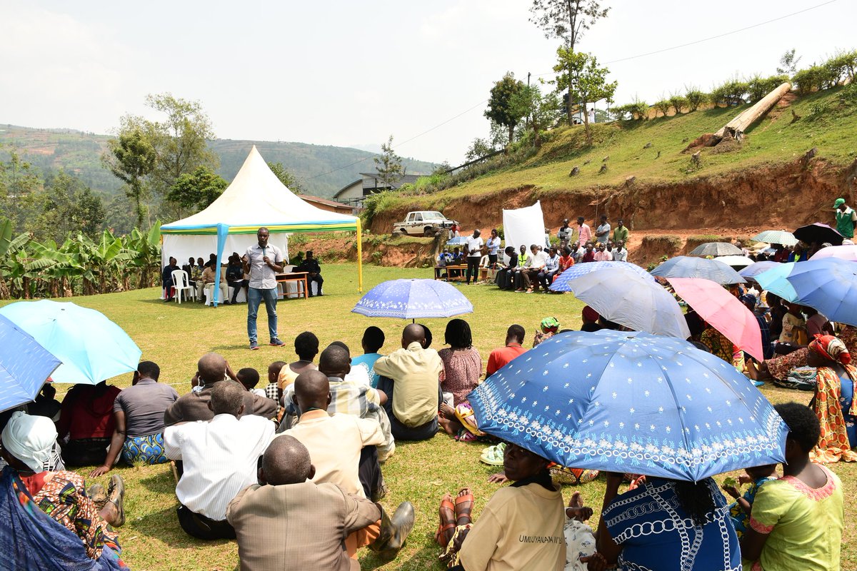 Nyamagabe's tweet photo. Umuyobozi w'Akarere, @mwungeri yakomereje gahunda y'Ukwezi kwahariwe gukemura ibibazo by'abaturage n'iy'Icyumweru cyahariwe Irangamimerere (CRVS Week) mu Murenge wa #Musange. 1/2
#KwegeraUmuturage https://t.co/dyCRmxMNFx