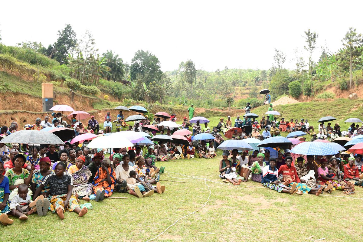 Nyamagabe's tweet photo. Umuyobozi w'Akarere, @mwungeri yakomereje gahunda y'Ukwezi kwahariwe gukemura ibibazo by'abaturage n'iy'Icyumweru cyahariwe Irangamimerere (CRVS Week) mu Murenge wa #Musange. 1/2
#KwegeraUmuturage https://t.co/dyCRmxMNFx