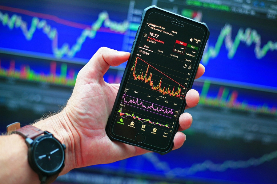 VietnamBriefing's tweet photo. Earnings upgrades are driving rotation into #Asia. Firms like #CATL (+50% YoY) &amp; #Tencent (+33% in 6M) post strong gains as foreign #EquityInflows hit US$6.02B in June across major #AsianMarkets, marking the 2nd month of net inflows.

Stay compliant ⤵️
https://t.co/z91unmCIR3 https://t.co/f1VfX4DyhU