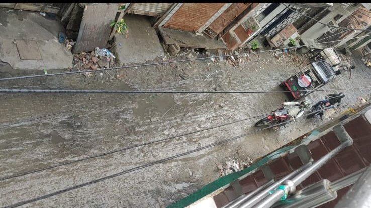 AnkitJinwal's tweet photo. "Road condition in Gagan Vihar Tulsi Niketan is very poor, and waterlogging occurs during rains due to faulty drainage. Please take immediate action. @GhaziabadNagarNigam @mygovindia #Ghaziabad #RoadSafety #DrainageProblem" https://t.co/z5b8kMFFlH