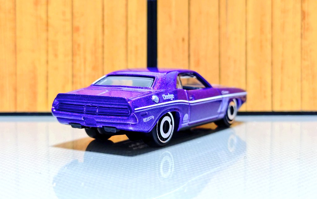 ホットウィール ネオンスピーダーズ の '70 ダッジ ヘミ