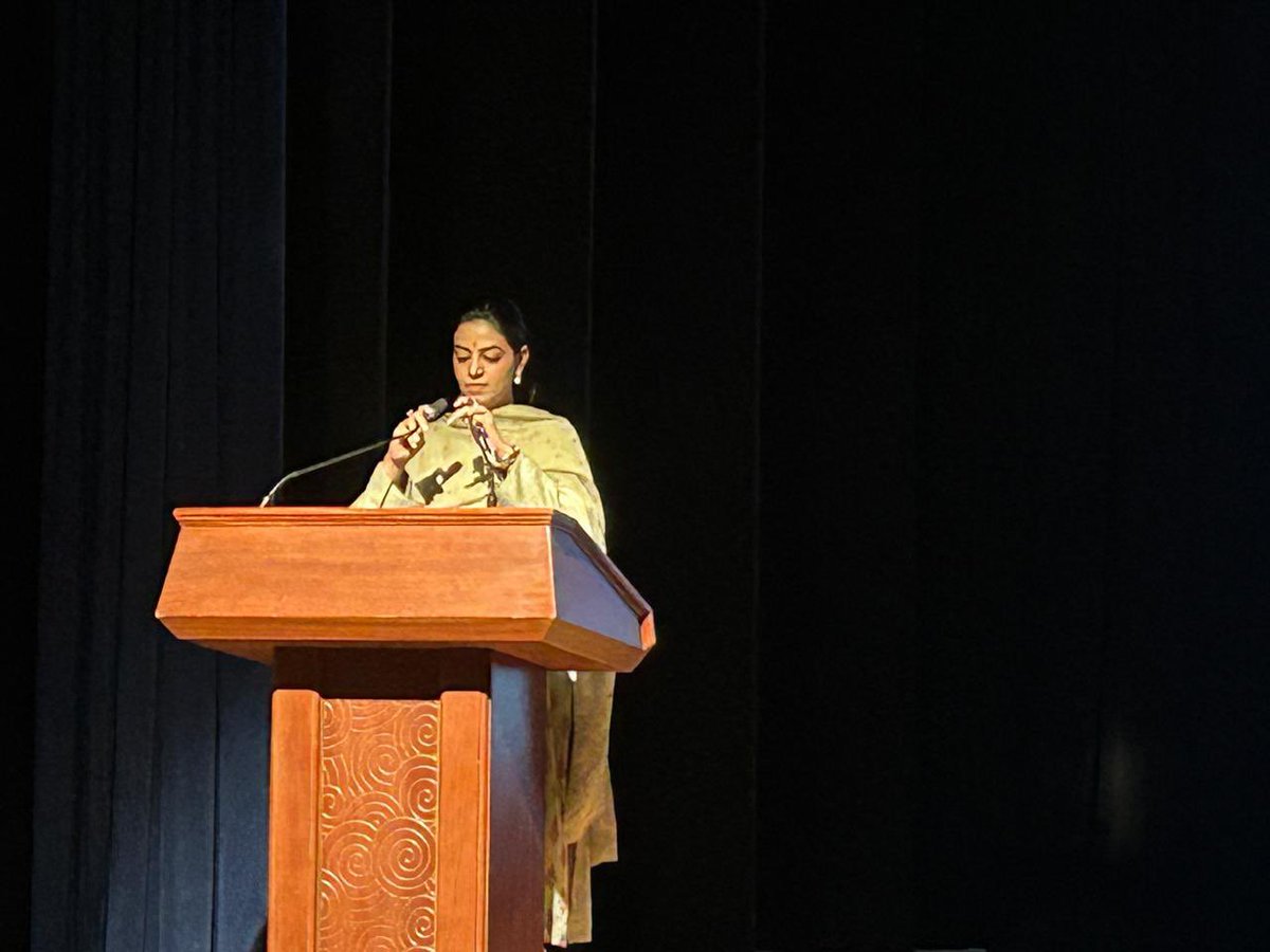 DivyaMaderna's tweet photo. कल Periwal International School, Jaipur में SFLML Summit के समापन पर Guest of Honour बनकर न सिर्फ़ मंच साझा किया, बल्कि उन आँखों में सपने देखे जो आने वाले कल का भारत लिखेंगी।

इस दौरान मुमताज पटेल एवं पूर्व न्यायाधीश आर. के. राणा भी उपस्थित रहे।

550 से अधिक स्कूलों और लाखों बच्चों तक पहुँची यह प्रेरणादायी शिक्षा-यात्रा हमारे विश्वास को ओर गहरा करती है कि 

“जहाँ तक किताब पहुँचेगी, 
  वहाँ तक उम्मीद जगेगी।”