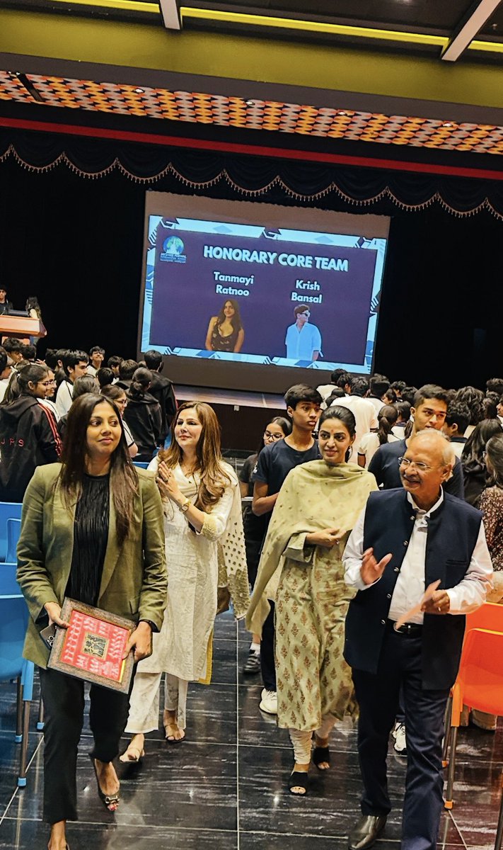DivyaMaderna's tweet photo. कल Periwal International School, Jaipur में SFLML Summit के समापन पर Guest of Honour बनकर न सिर्फ़ मंच साझा किया, बल्कि उन आँखों में सपने देखे जो आने वाले कल का भारत लिखेंगी।

इस दौरान मुमताज पटेल एवं पूर्व न्यायाधीश आर. के. राणा भी उपस्थित रहे।

550 से अधिक स्कूलों और लाखों बच्चों तक पहुँची यह प्रेरणादायी शिक्षा-यात्रा हमारे विश्वास को ओर गहरा करती है कि 

“जहाँ तक किताब पहुँचेगी, 
  वहाँ तक उम्मीद जगेगी।”