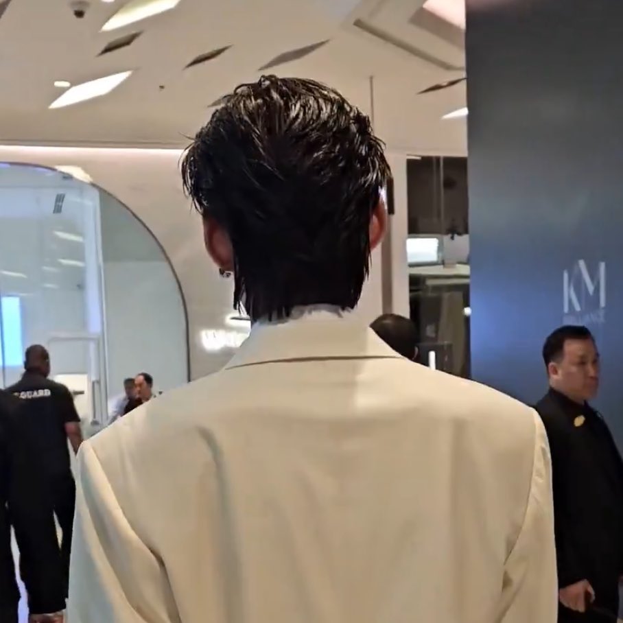 front                                back

/
จะหน้าจะหลังก็หล่อหมด นี่ให้เลย😭💘

PP KRIT CARTIER AT PARAGON
#CartierxPPKrit