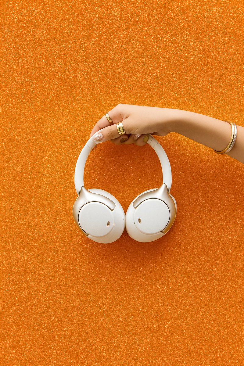 qcybrand's tweet photo. The Life of A Chill Girl 🎶❤️‍🔥

#QCY #H3PRO #Headphones #lifeofashowgirl #orangeera #ts12 https://t.co/VVEB6ioB8a