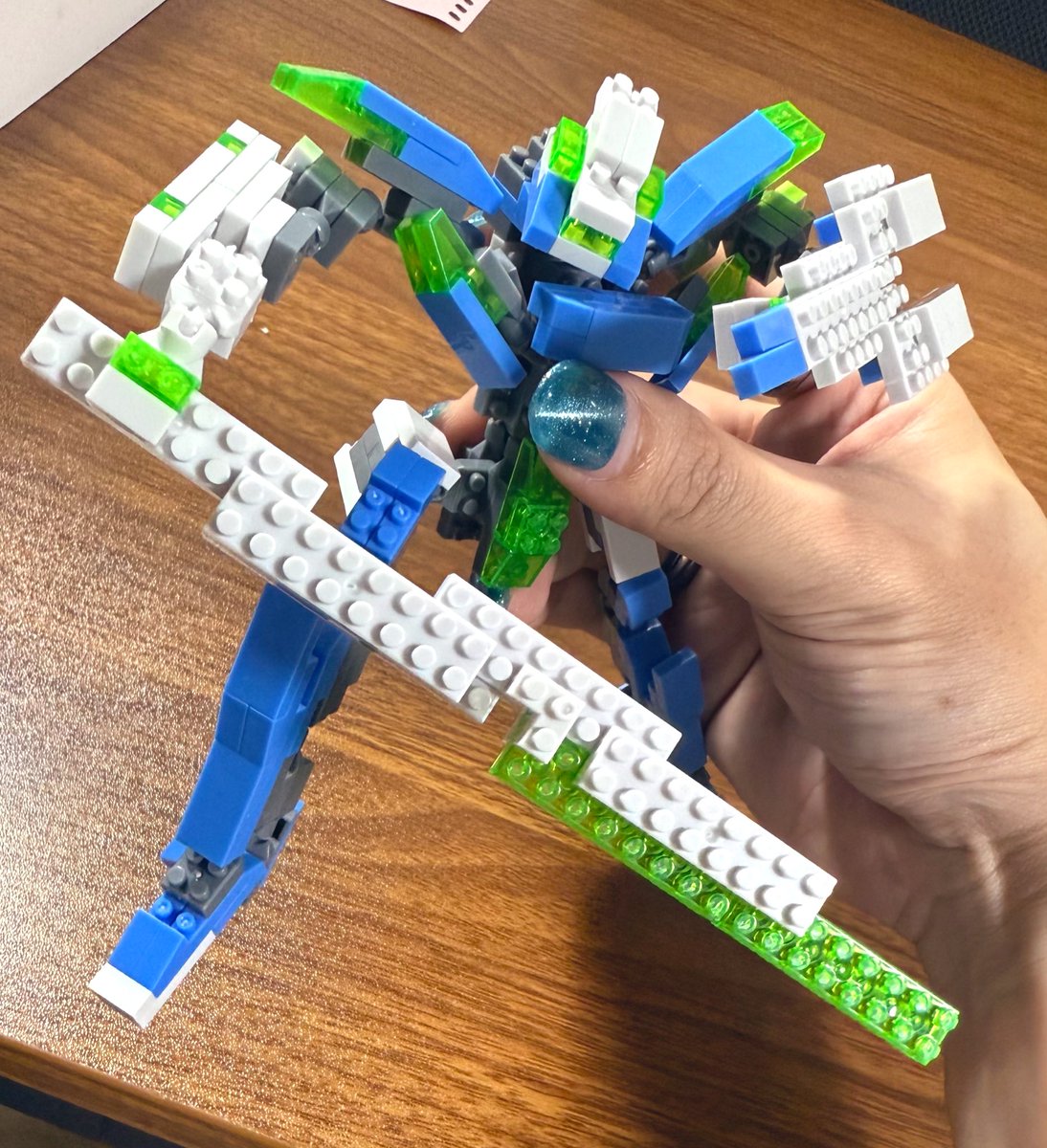 usami_0x0_saki's tweet photo. 気になってたダイソーのプチブロック
2袋（330円）

でロボット作ってみた

パーツ余りなし https://t.co/eHEY8iqAtx