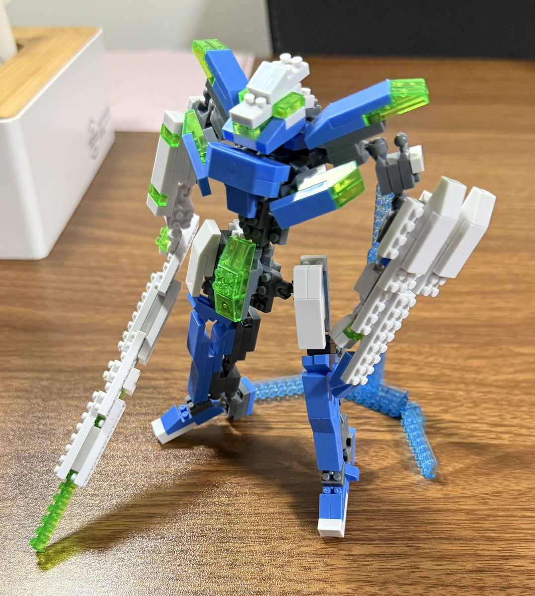 usami_0x0_saki's tweet photo. 気になってたダイソーのプチブロック
2袋（330円）

でロボット作ってみた

パーツ余りなし https://t.co/eHEY8iqAtx