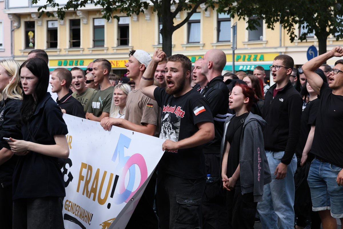 Am Sonntag versuchten ca. 450 Neonazis den CSD mit 4000 Menschen in #Bautzen zu stören. Eine antifaschistische Demonstration verhinderte dies und schaffte erfolgreich einen großen Abstand zwischen Neonazis und CSD-Parade. #BZ1008

pixelarchiv.org/event/2025.08.…