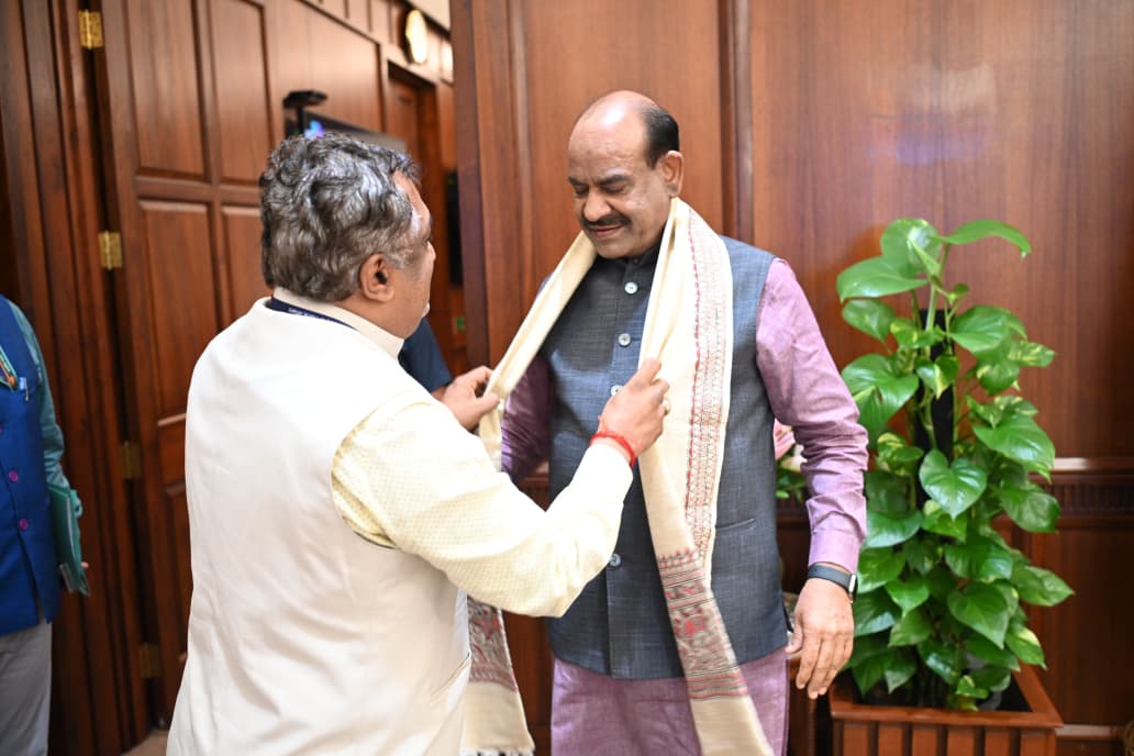 <a href="/CentralSanskrit/">CENTRAL SANSKRIT UNIVERSITY</a> के कुलपति <a href="/shrivarakhedi/">shrinivasa varakhedi</a> ने आज <a href="/loksabhaspeaker/">Lok Sabha Speaker</a>
 <a href="/ombirlakota/">Om Birla</a> से मुलाक़ात कर #संस्कृत_सप्ताहमहोत्सव की शुभकामनाएँ प्रेषित की। #सीएसयु की प्रगति के बारे में जानकर उन्होंने अत्यंत प्रसन्नता व्यक्त की। <a href="/dpradhanbjp/">Dharmendra Pradhan</a>
<a href="/EduMinOfIndia/">Ministry of Education</a> <a href="/ANI/">ANI</a> <a href="/PTI_News/">Press Trust of India</a> 
<a href="/univartaindia1/">यूनीवार्ता</a>