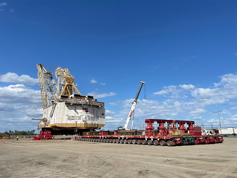 3100t #Dragline, BHP Mitsubishi Alliance'ın Queensland- Avusturya'daki maden ocağı için SPMT'ler ile 27 km taşındı. <a href="/mammoetglobal/">Mammoet</a> 
formendergisi.com/3-bin-tonluk-d…
