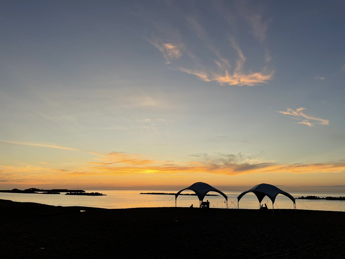 今年から宿泊客向けに始めた、ビーチシェードレンタル。

大変好評です！

右のポピュラーなポップアップと比較すると、圧倒的な居住性と強風下の安定感がおわかりになるかと。

もう、テントは自前で運んで設営してバラして死ぬ時代ではありません。
パパも海を楽しもう！！！