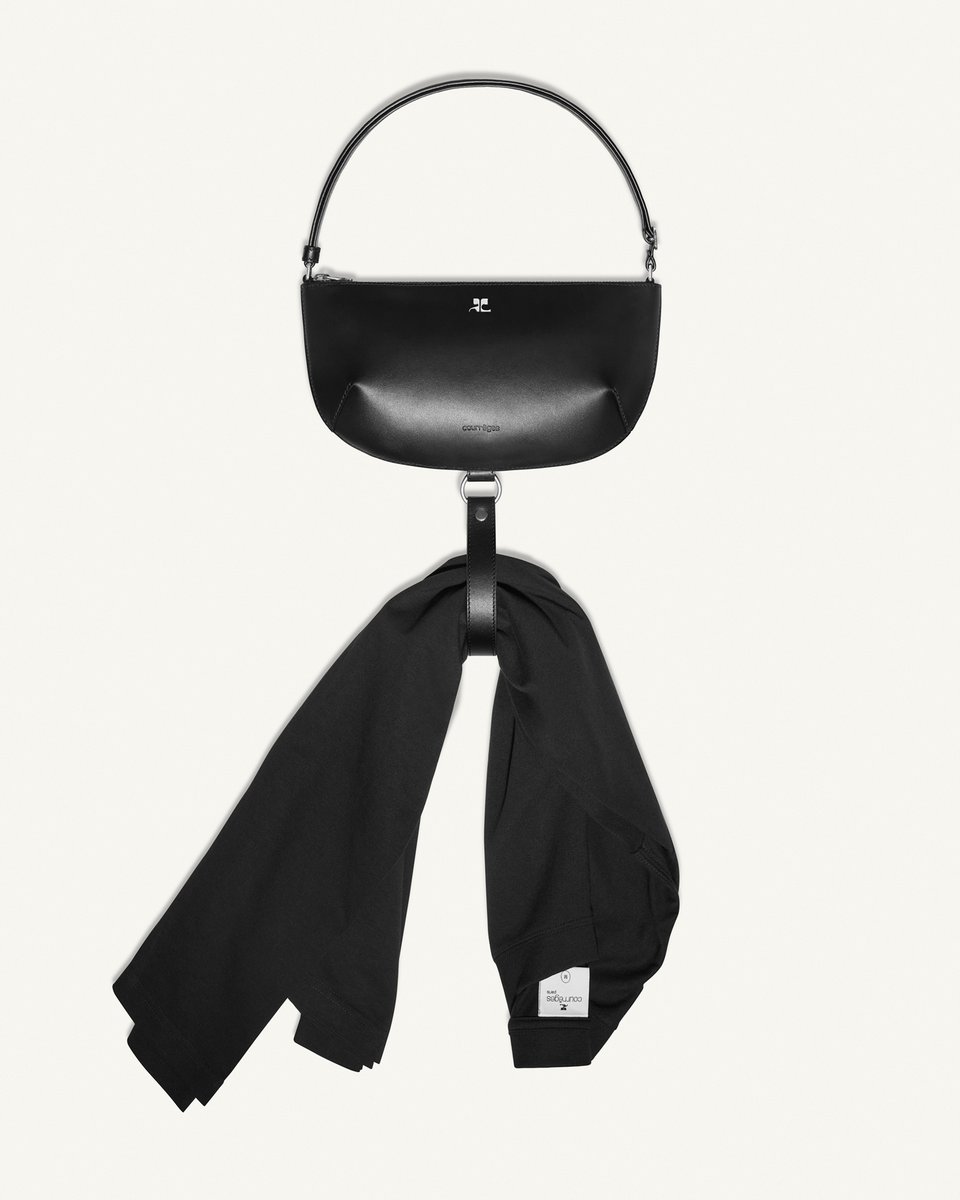 The new Eclipse bag, as seen at the Courrèges Summer Club 2025 edition, now available online and in our stores.

#courregesFW25
#courreges