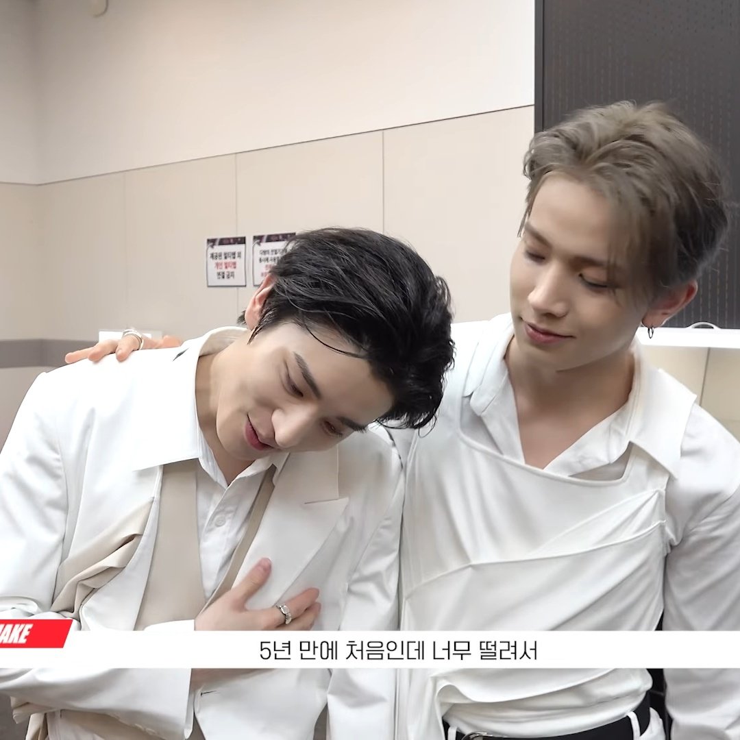 heeseung congratulating jake on his very first solo performance 🥺❤️ the way he put his arm around jake and jake leaning onto him while clutching his chest MY HEEJAKE HEARTT