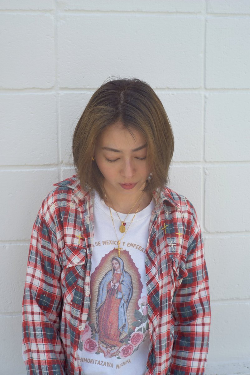 ✞

nifunifa【 2025 S/S Photo Book•style6 】

私たちの定番的アイテム
グアダルーペロンTが主役。

時間経過により色あせたプリントは
どうしようもないボロネルとデニムに
なじみます。

気分の高まるvintageコーディネイト。
メキシコの聖母をプラスすることで
さらに心を豊かにしてくれます。