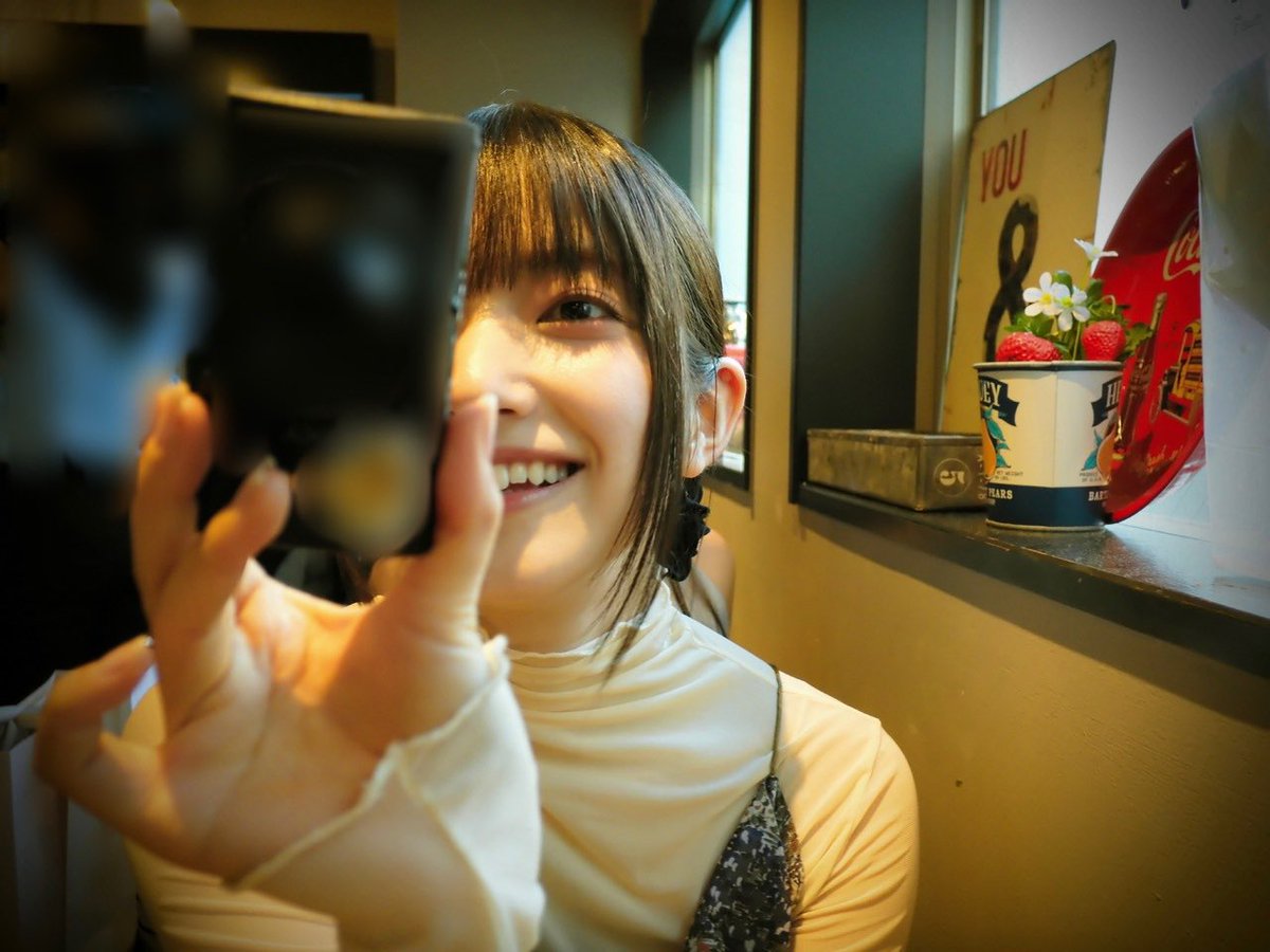 61_second_'s tweet photo. 僕の趣味に合わせるつもりで、お揃いのカメラを一緒に買ったんだけど、気づけば彼女の方がハマっていて。ほら今も、『もぉ〜ボケるからじっとしてて。じっ！』カメラマンとして板に付いてきた玲に言われるがまま静止中、カメラ越しに目が合ってお互いにえへへ。でも、まぁ、そんな瞬間も悪くないよな。 https://t.co/WkBGYuAe8s