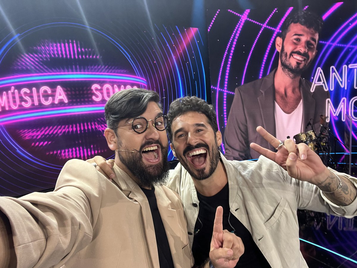 Un abrazo que resume el Carnaval: Manu Sánchez y Antoñito Molina se cruzan en el corazón del Falla