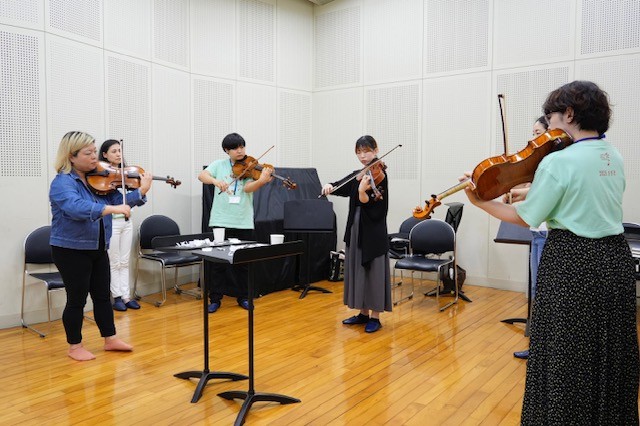 【公開セミナー＆ワークショップ】
本日から室内楽セミナー、あいうえ音楽会のリハーサル、ワークショップが始まりました。
写真は本日の様子です。
明日も10時から公開セミナー、ワークショップは16時30分からVn、Vc、Hrを予定しています。ぜひお越しください！