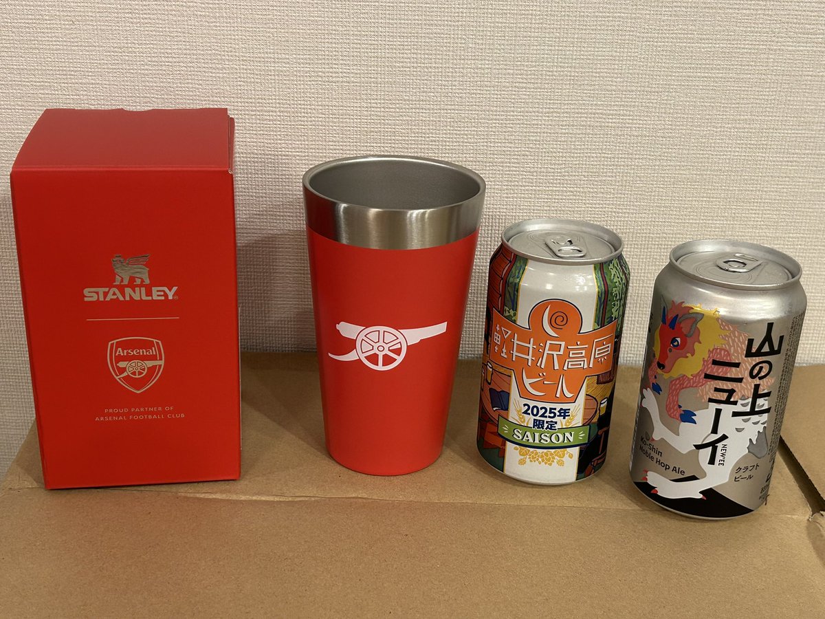 アーセナルとスタンレーのコラボのタンブラー届いた。箱までかっこいい 