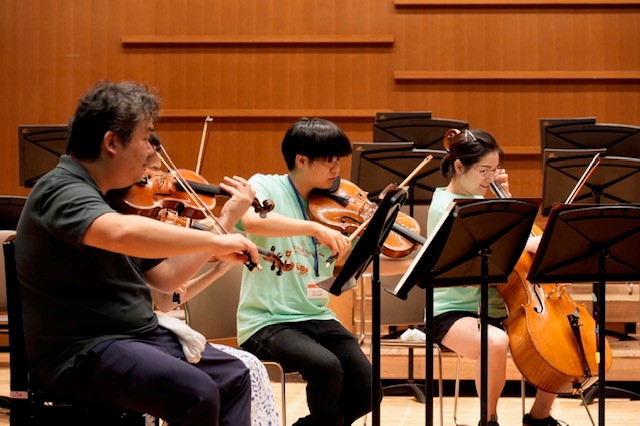 Affinis_1988's tweet photo. 【公開セミナー＆ワークショップ】
本日から室内楽セミナー、あいうえ音楽会のリハーサル、ワークショップが始まりました。
写真は本日の様子です。
明日も10時から公開セミナー、ワークショップは16時30分からVn、Vc、Hrを予定しています。ぜひお越しください！ https://t.co/iCo8QQ0KeZ