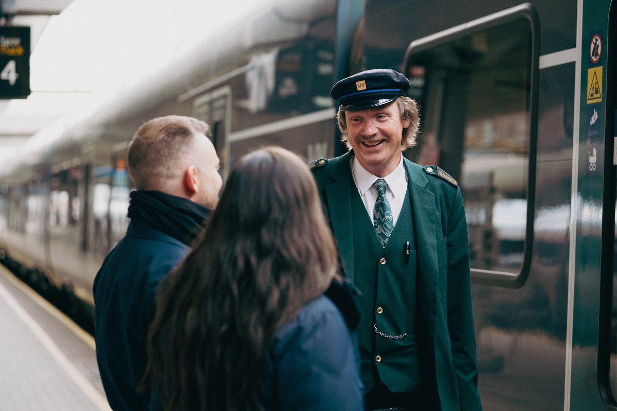 Jobbe som konduktør? Vi søker deg som ønsker å bidra til en trygg og behagelig reiseopplevelse for kundene våre.

Opplæringen varer i ca 15 uker og består av teori og praksis. Teoriundervisningen foregår i Drammen, mens praksis skjer i Oslo.

Søk: 23151000.webcruiter.no/main/recruit/p…