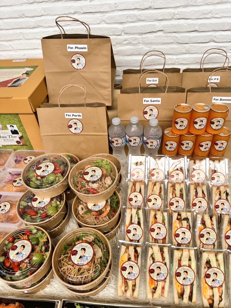 ppnaravit_home's tweet photo. Food Support for #MeAndTheeSeriesQ7

มื้อเย็นมาแล้วจ้า มาพักผ่อนทานอาหารอร่อยๆ กันก่อนน้า 💖✨

🧡 @ppnaravit
-สลัดอกไก่
-สเต็กปลาแซลมอน
-ซูชิ
-ครัวซองต์
-สลัดผลไม้
-สปาเก็ตตี้ทะเล
-Drinks 

🤍 @phuwintang
-สลัดอกไก่
-ครัวซองต์
-สลัดผลไม้
-สปาเก็ตตี้ทะเล
-Drinks 

♥️ Est , Bonnie , Perth, Santa , P'X
-สปาเก็ตตี้ทะเล
-ครัวซองต์
-สลัดผลไม้
-Drinks 

🩵 Staff 
-แซนวิช

Special thank : #WriteForPond Indonesia 🇮🇩

#ppnaravit