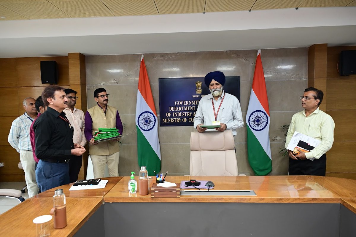 🇮🇳 DPIIT proudly celebrated the #HarGharTiranga campaign on 14 Aug 2025, in the presence of Shri Amardeep Singh Bhatia, Secretary, DPIIT, and officers of the Ministry of Commerce &amp; Industry.

#AzadiKaAmritMahotsav #HarGharTiranga2025