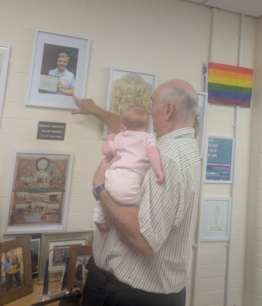 gmbbolton23's tweet photo. Good to have a visit from @pitchfordrm to the union office this morning , accompanied by the youngest member of the #GMBfamily. Trades Union Education starting early 🙌 https://t.co/UW3quTZg9N